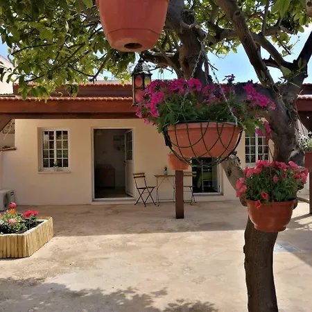 Lemon Tree Courtyard Сasa de vacaciones *