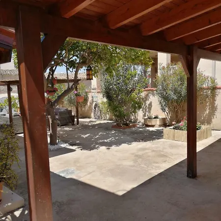 Lemon Tree Courtyard 라르나카